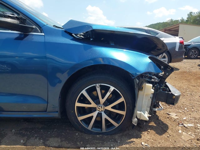 2017 Volkswagen Jetta 1.4t Se მანქანა იყიდება აუქციონზე, vin: 3VWDB7AJ3HM202865, აუქციონის ნომერი: 44943523