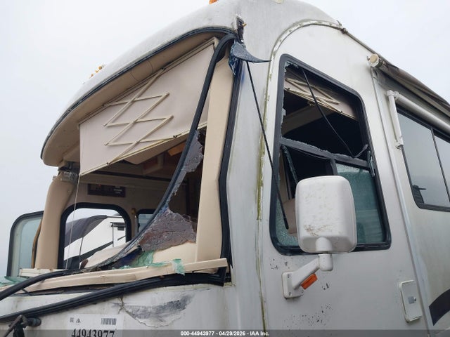 44943977 :رقم المزاد ، 4UZAAHDC65CU73360 vin ، 2005 Freightliner Chassis X Line Motor Home مزاد بيع