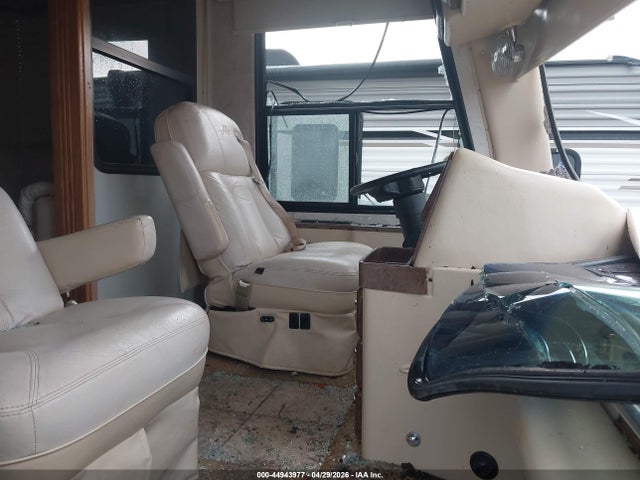 44943977 :رقم المزاد ، 4UZAAHDC65CU73360 vin ، 2005 Freightliner Chassis X Line Motor Home مزاد بيع