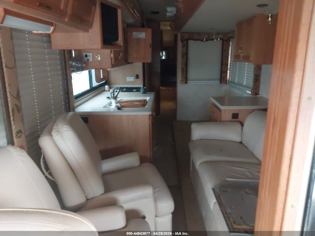 44943977 :رقم المزاد ، 4UZAAHDC65CU73360 vin ، 2005 Freightliner Chassis X Line Motor Home مزاد بيع