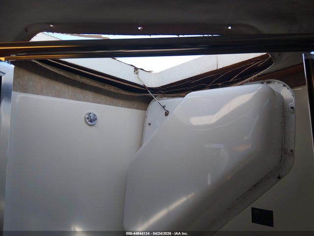 44944124 :رقم المزاد ، 4UZACJDC95CV83062 vin ، 2005 Freightliner Chassis X Line Motor Home مزاد بيع