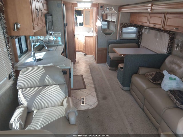 44944124 :رقم المزاد ، 4UZACJDC95CV83062 vin ، 2005 Freightliner Chassis X Line Motor Home مزاد بيع
