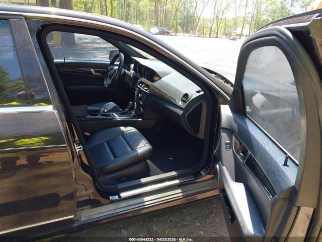 2013 Mercedes-benz C 250 Sport მანქანა იყიდება აუქციონზე, vin: WDDGF4HB7DR301057, აუქციონის ნომერი: 44944232