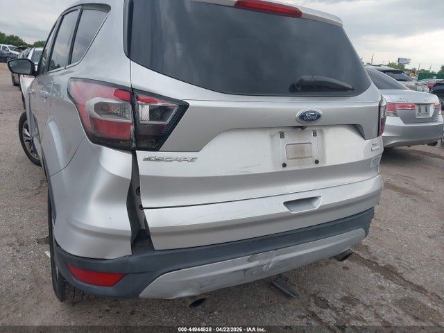 44944838 :رقم المزاد ، 1FMCU0GD8HUD10049 vin ، 2017 Ford Escape Se مزاد بيع