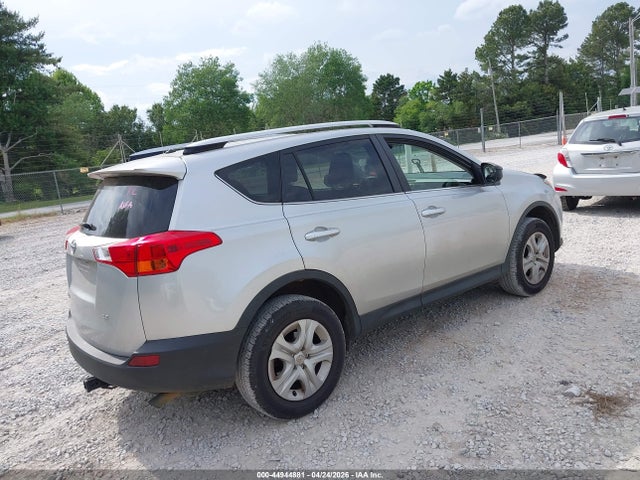 Toyota RAV4 LE 2015 JTMZFREV5FJ047199 Image 4