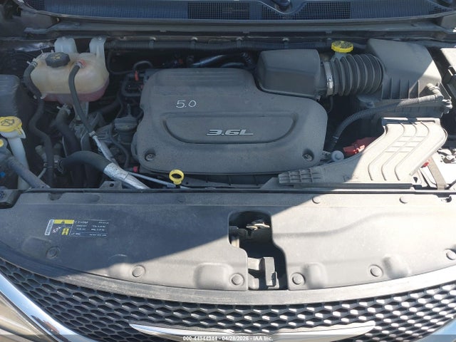 44944944 :رقم المزاد ، 2C4RC1BG1HR654828 vin ، 2017 Chrysler Pacifica Touring-l مزاد بيع