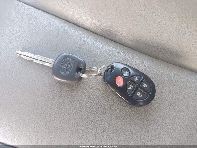 44945264 :رقم المزاد ، 5TDDK3DC7ES082136 vin ، 2014 Toyota Sienna Xle 7 Passenger مزاد بيع