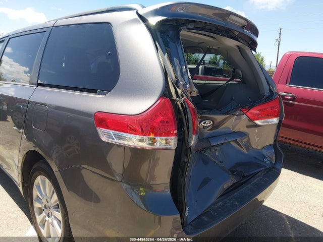 44945264 :رقم المزاد ، 5TDDK3DC7ES082136 vin ، 2014 Toyota Sienna Xle 7 Passenger مزاد بيع