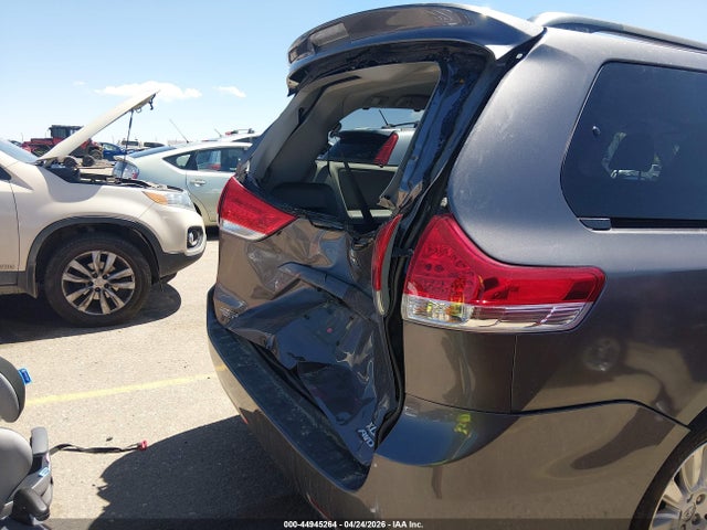 44945264 :رقم المزاد ، 5TDDK3DC7ES082136 vin ، 2014 Toyota Sienna Xle 7 Passenger مزاد بيع