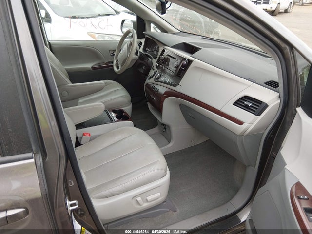 44945264 :رقم المزاد ، 5TDDK3DC7ES082136 vin ، 2014 Toyota Sienna Xle 7 Passenger مزاد بيع
