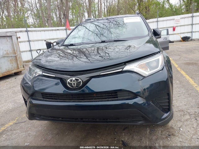 44945279 :رقم المزاد ، 2T3BFREV6HW564419 vin ، 2017 Toyota Rav4 Le مزاد بيع