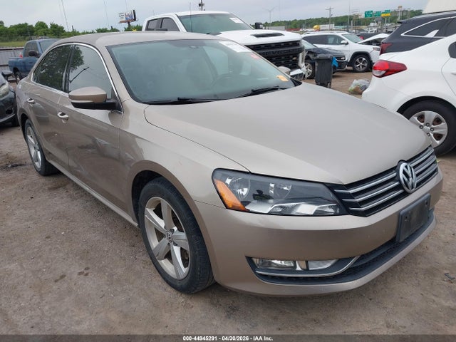 2015 Volkswagen Passat 1.8t Limited Edition მანქანა იყიდება აუქციონზე, vin: 1VWAS7A32FC083094, აუქციონის ნომერი: 44945291