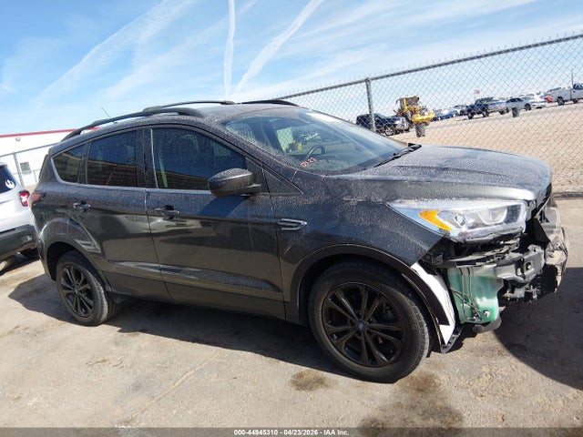 44945310 :رقم المزاد ، 1FMCU0HD0JUB85701 vin ، 2018 Ford Escape Sel مزاد بيع