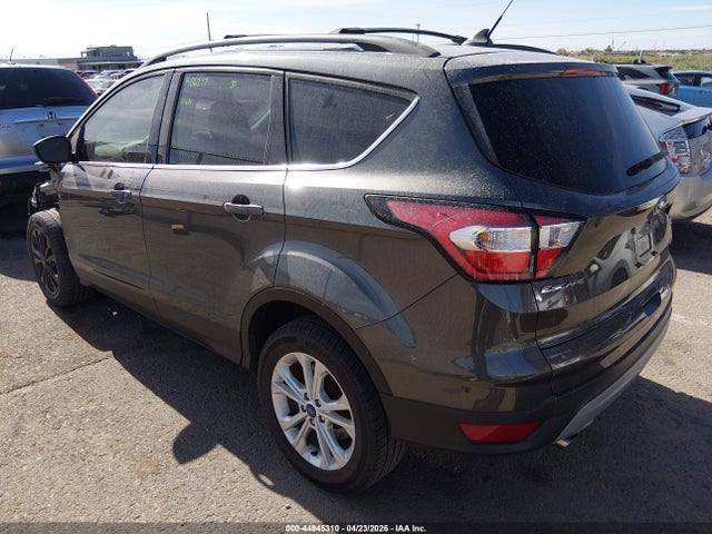 44945310 :رقم المزاد ، 1FMCU0HD0JUB85701 vin ، 2018 Ford Escape Sel مزاد بيع
