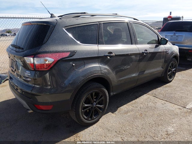 44945310 :رقم المزاد ، 1FMCU0HD0JUB85701 vin ، 2018 Ford Escape Sel مزاد بيع