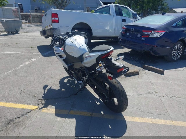 Kawasaki EX400 2023 JKAEXKH1XPDAR4639 Image 3