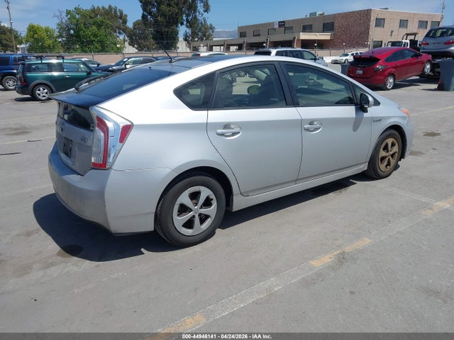 Toyota Prius Three 2015 JTDKN3DU9F0456077 Image 4