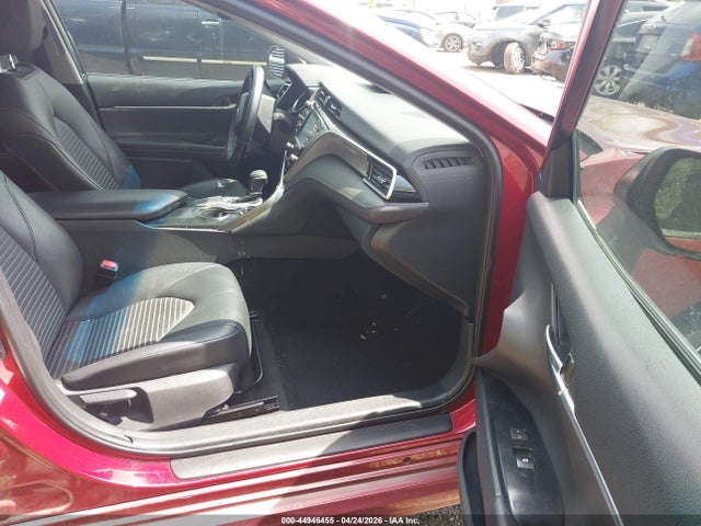 44946455 :رقم المزاد ، 4T1B11HK8JU523435 vin ، 2018 Toyota Camry Se مزاد بيع