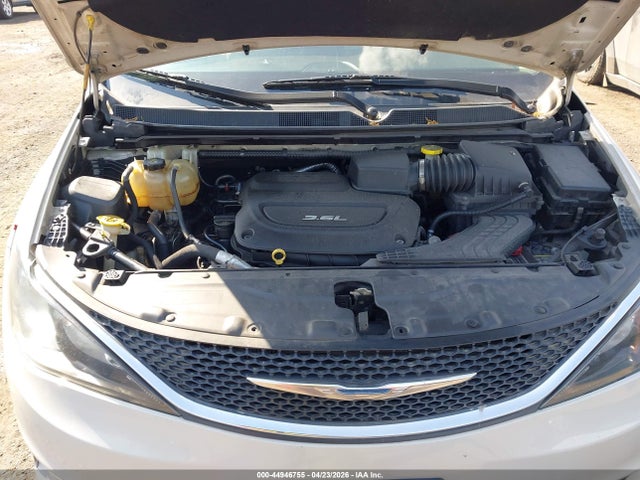 44946755 :رقم المزاد ، 2C4RC1DGXHR621372 vin ، 2017 Chrysler Pacifica Touring مزاد بيع