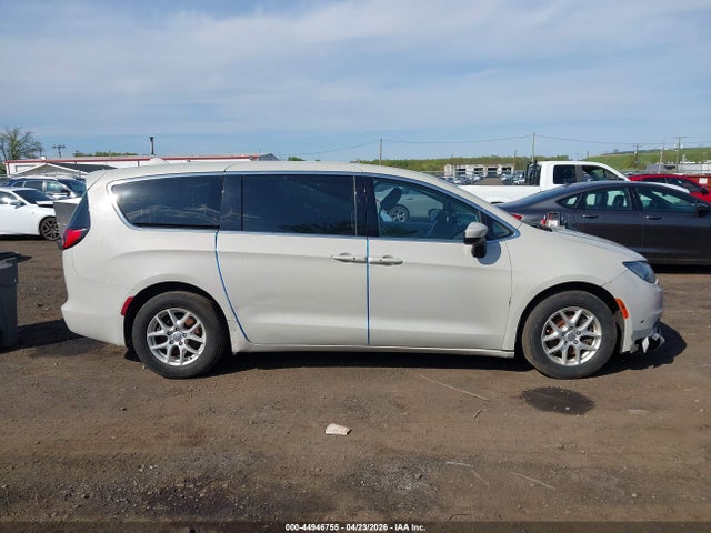 44946755 :رقم المزاد ، 2C4RC1DGXHR621372 vin ، 2017 Chrysler Pacifica Touring مزاد بيع