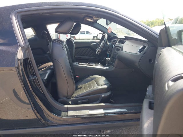 44946982 :رقم المزاد ، 1ZVBP8AN1A5173525 vin ، 2010 Ford Mustang V6/v6 Premium مزاد بيع