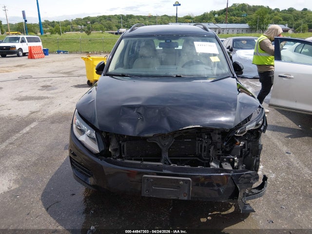 2016 Volkswagen Tiguan S მანქანა იყიდება აუქციონზე, vin: WVGBV7AX7GW563998, აუქციონის ნომერი: 44947303