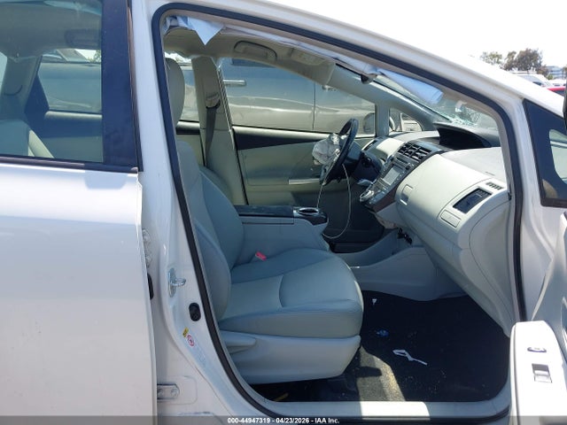 JTDZN3EU8E3314118 Toyota Prius V Five