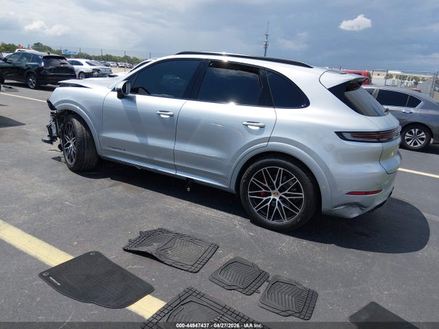 Porsche CAYENNE S 2024 WP1AL2AY5RDA35472 Image 3