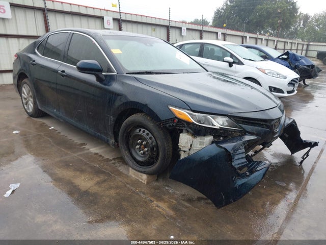 44947503 :رقم المزاد ، 4T1B11HK8JU538324 vin ، 2018 Toyota Camry Le مزاد بيع