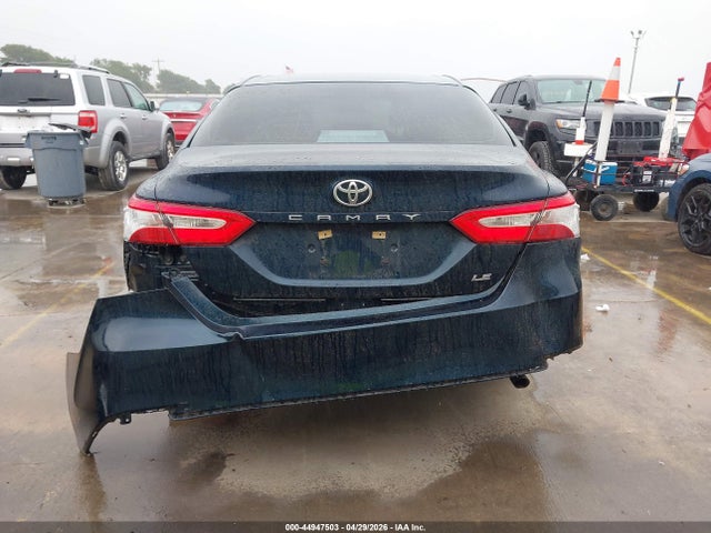 44947503 :رقم المزاد ، 4T1B11HK8JU538324 vin ، 2018 Toyota Camry Le مزاد بيع