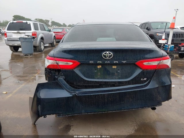 44947503 :رقم المزاد ، 4T1B11HK8JU538324 vin ، 2018 Toyota Camry Le مزاد بيع