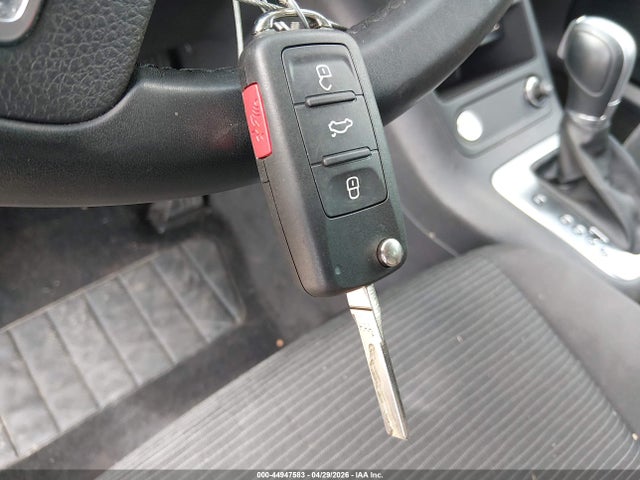 WVGAV7AX9JK001627 Volkswagen Tiguan Limited 2.0t