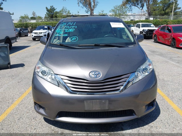 5TDKZ3DC2HS847129 Toyota Sienna Le 8 Passenger