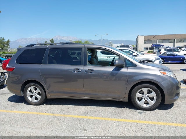 5TDKZ3DC2HS847129 Toyota Sienna Le 8 Passenger