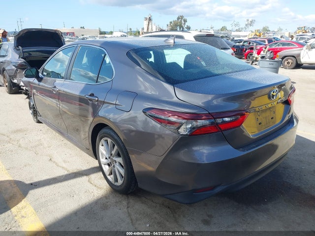 44947800 :رقم المزاد ، 4T1C11AK3NU693027 vin ، 2022 Toyota Camry Le مزاد بيع