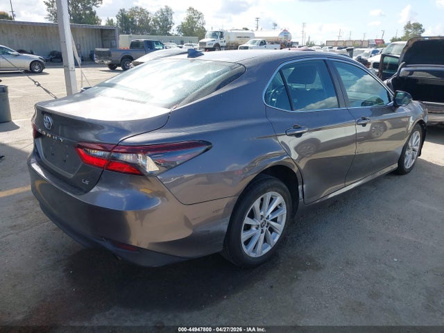 44947800 :رقم المزاد ، 4T1C11AK3NU693027 vin ، 2022 Toyota Camry Le مزاد بيع