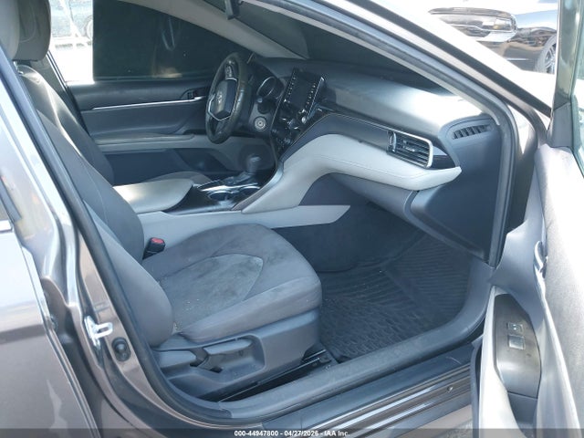 44947800 :رقم المزاد ، 4T1C11AK3NU693027 vin ، 2022 Toyota Camry Le مزاد بيع