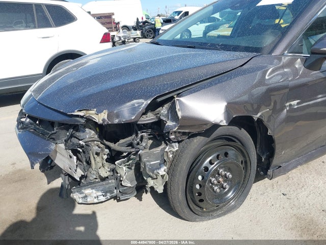 44947800 :رقم المزاد ، 4T1C11AK3NU693027 vin ، 2022 Toyota Camry Le مزاد بيع