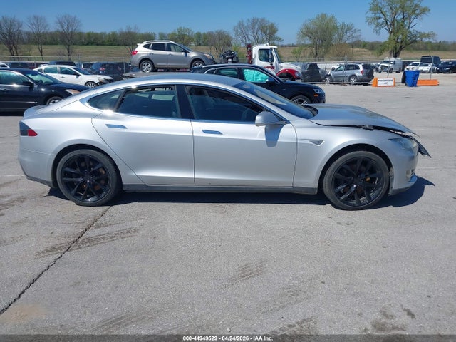44949529 :رقم المزاد ، 5YJSA1CN6DFP23149 vin ، 2013 Tesla Model S مزاد بيع