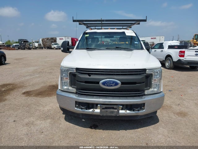 Ford F-350 Chassis Xl 2018 1FDRF3GTXJEC66584 Image 13