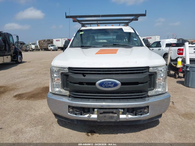 Ford F-350 Chassis Xl 2018 1FDRF3GTXJEC66584 Image 11