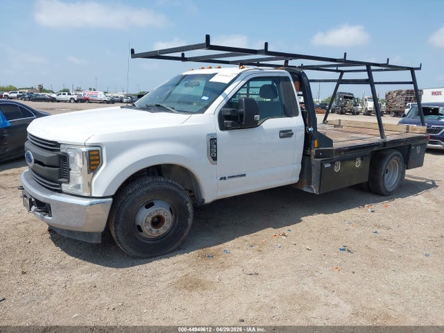Ford F-350 Chassis Xl 2018 1FDRF3GTXJEC66584 Image 2