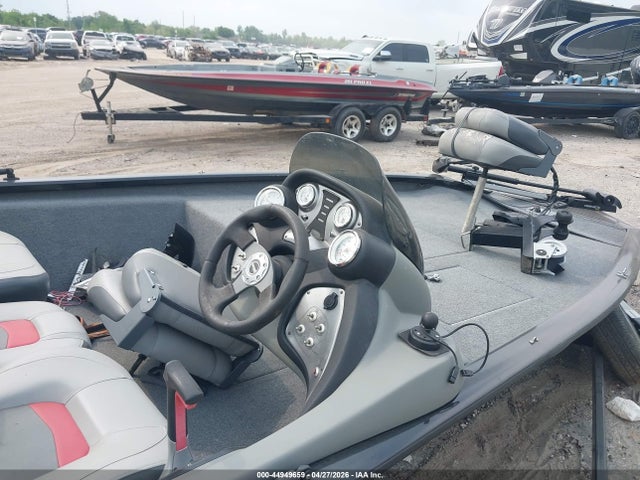 44949659 :رقم المزاد ، BUJ10080J314 vin ، 2014 Tracker Pt190tx مزاد بيع