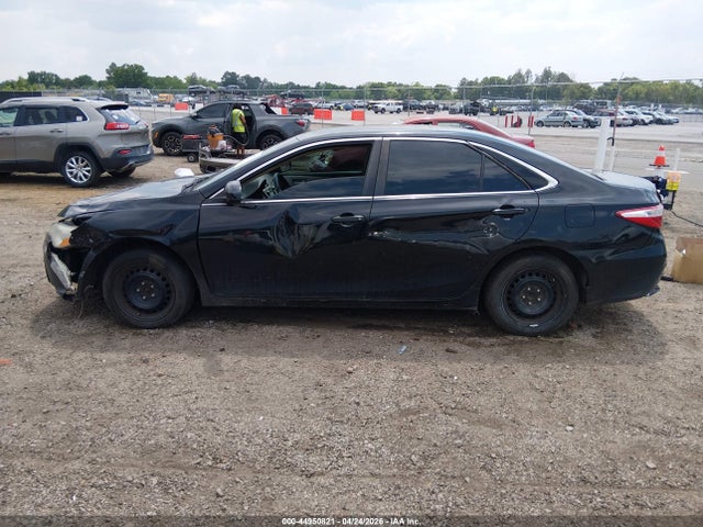 44950821 :رقم المزاد ، 4T1BF1FK6HU340145 vin ، 2017 Toyota Camry Le مزاد بيع