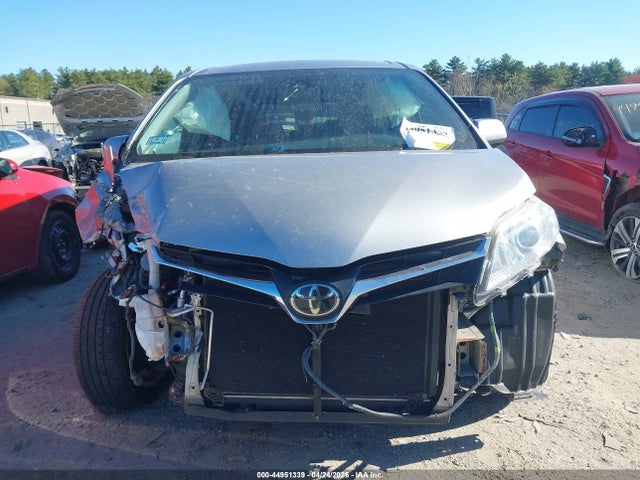 5TDKZ3DC6JS902378 Toyota Sienna Le 8 Passenger