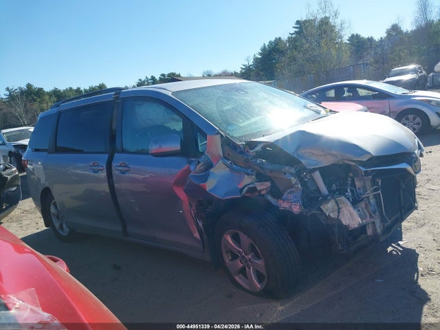 5TDKZ3DC6JS902378 Toyota Sienna Le 8 Passenger