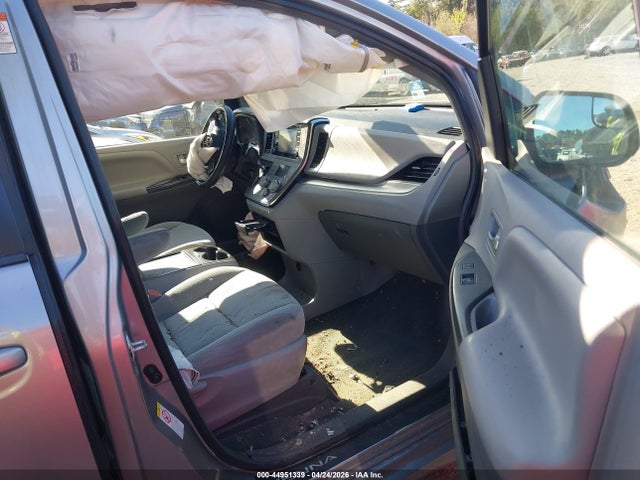5TDKZ3DC6JS902378 Toyota Sienna Le 8 Passenger