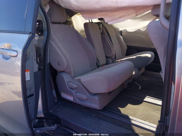 5TDKZ3DC6JS902378 Toyota Sienna Le 8 Passenger