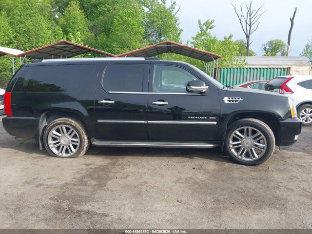 44951862 :رقم المزاد ، 1GYS4HEF0BR226735 vin ، 2011 Cadillac Escalade Esv Luxury مزاد بيع
