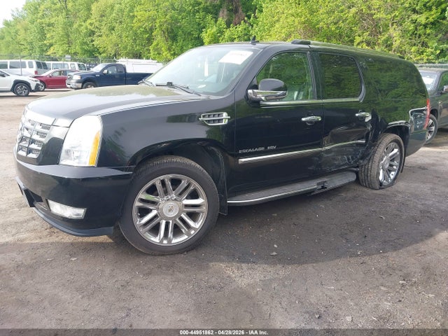 44951862 :رقم المزاد ، 1GYS4HEF0BR226735 vin ، 2011 Cadillac Escalade Esv Luxury مزاد بيع